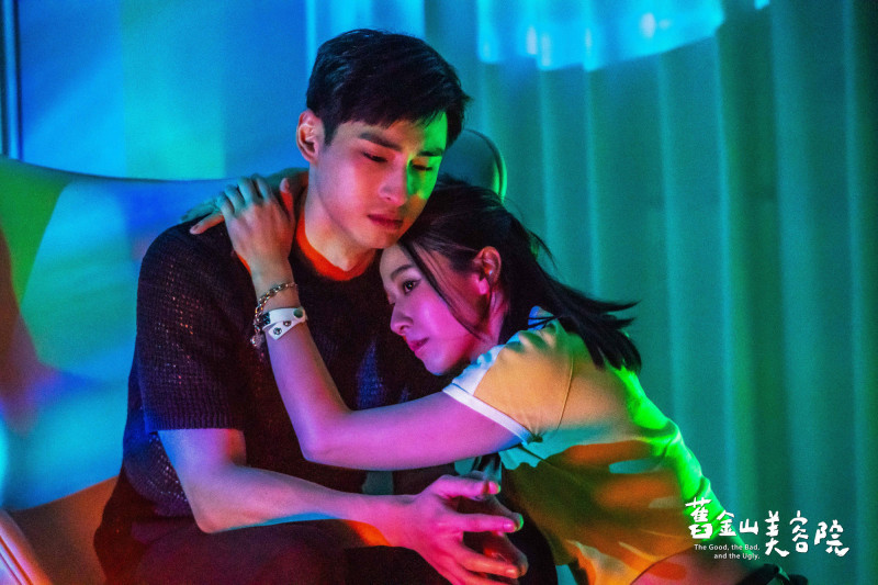 章廣辰（左）在《舊金山美容院》事業、感情受挫，方志友（右）貼心安慰。（TVBS提供）