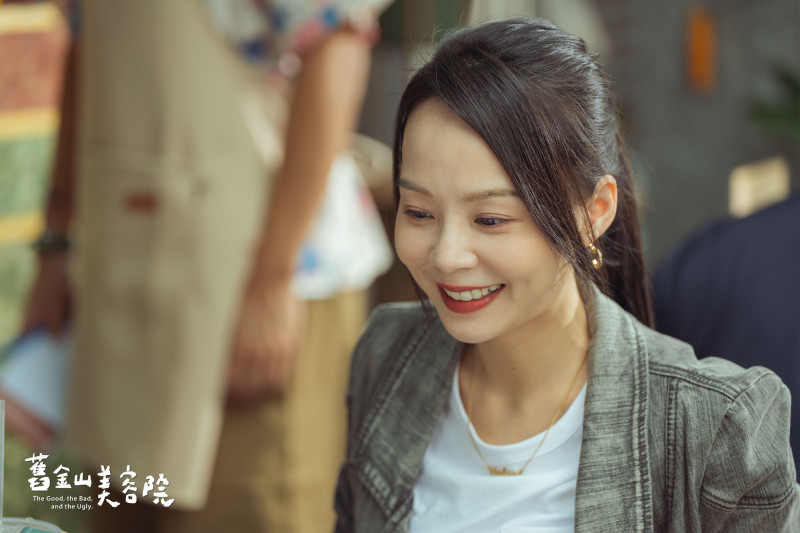 孫淑媚在《舊金山美容院》飾演電視節目製作人「汪君」，對連晨翔有好感。（TVBS提供）