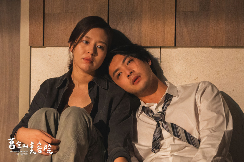 劉品言（左）在《舊金山美容院》陪伴連晨翔（右）面對母親離世的傷痛。（TVBS提供）