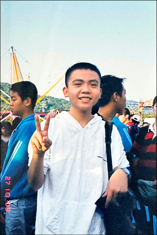 黃豪平高中接觸到模仿，讓他正式走上表演路。（黃豪平提供）