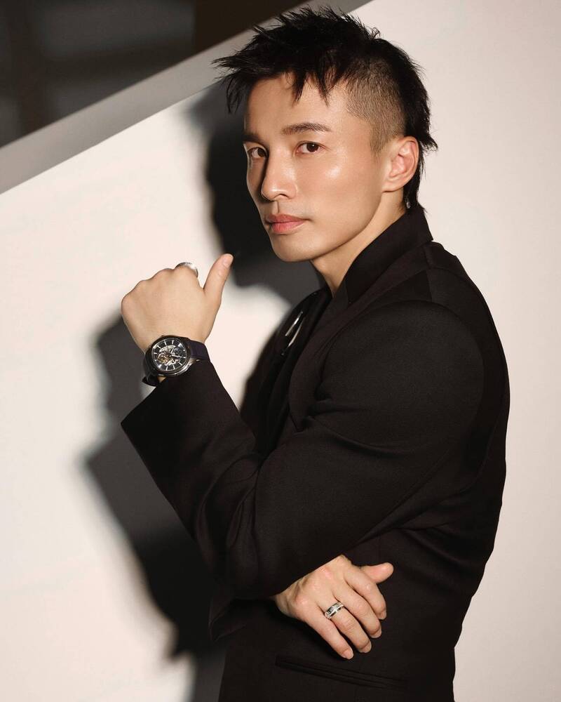 阿緯以今天股市行情開高走高來鼓勵小煜。（翻攝自臉書）