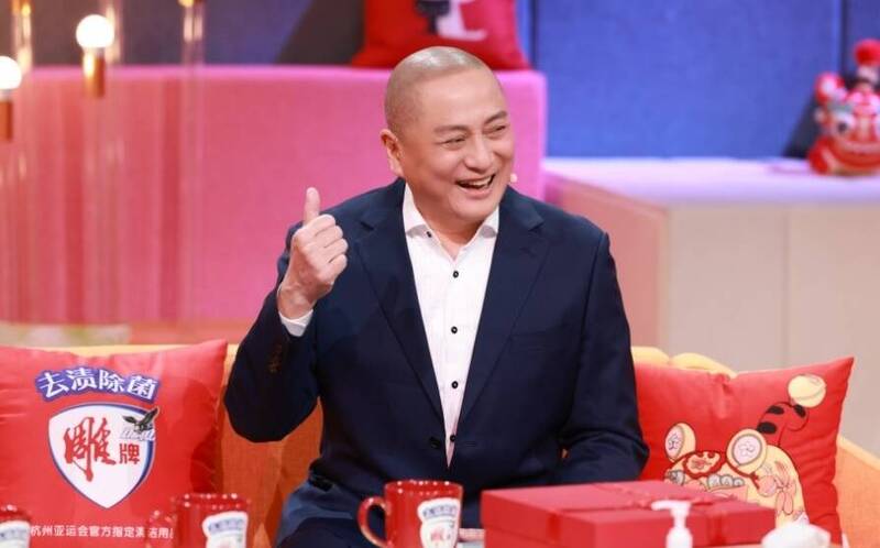 這幾年他的招牌外貌就是頂著大光頭。（香港星島日報）