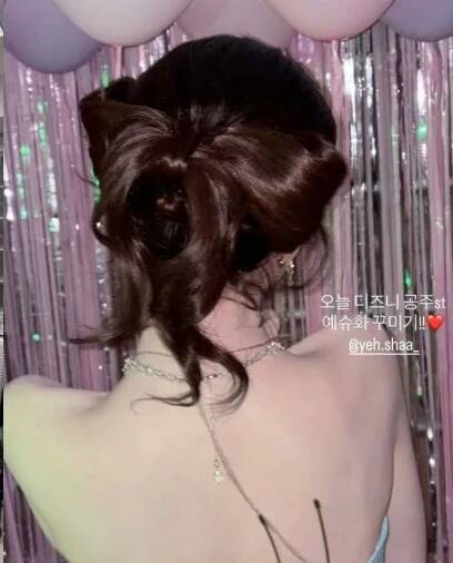 從背面看舒華的髮型發現非常別緻動人。（翻攝自小紅書）