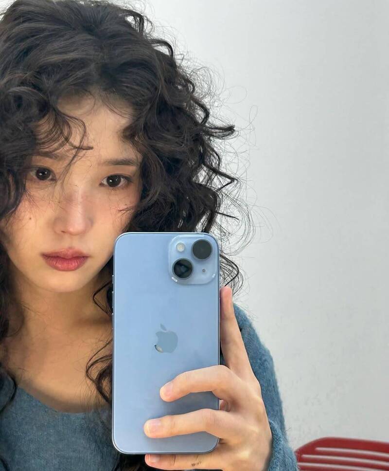 不少粉絲看到IU的自拍開心自己跟偶像用同款手機。（翻攝自IG）