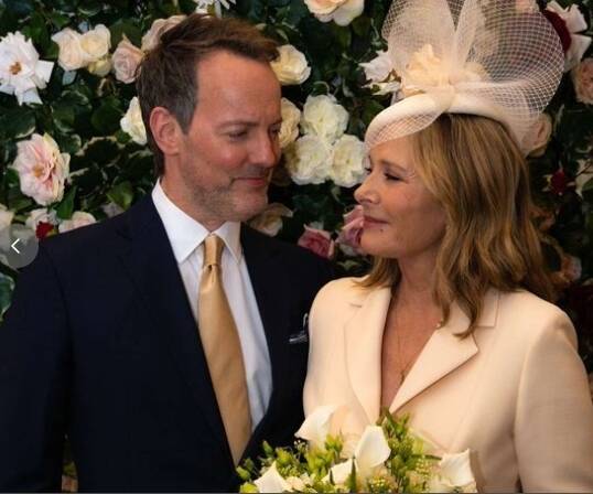 飾演《慾望城市》莎曼珊一角的金凱特羅（右）上週甜嫁「小14歲工程師男友」。（翻攝自網路）