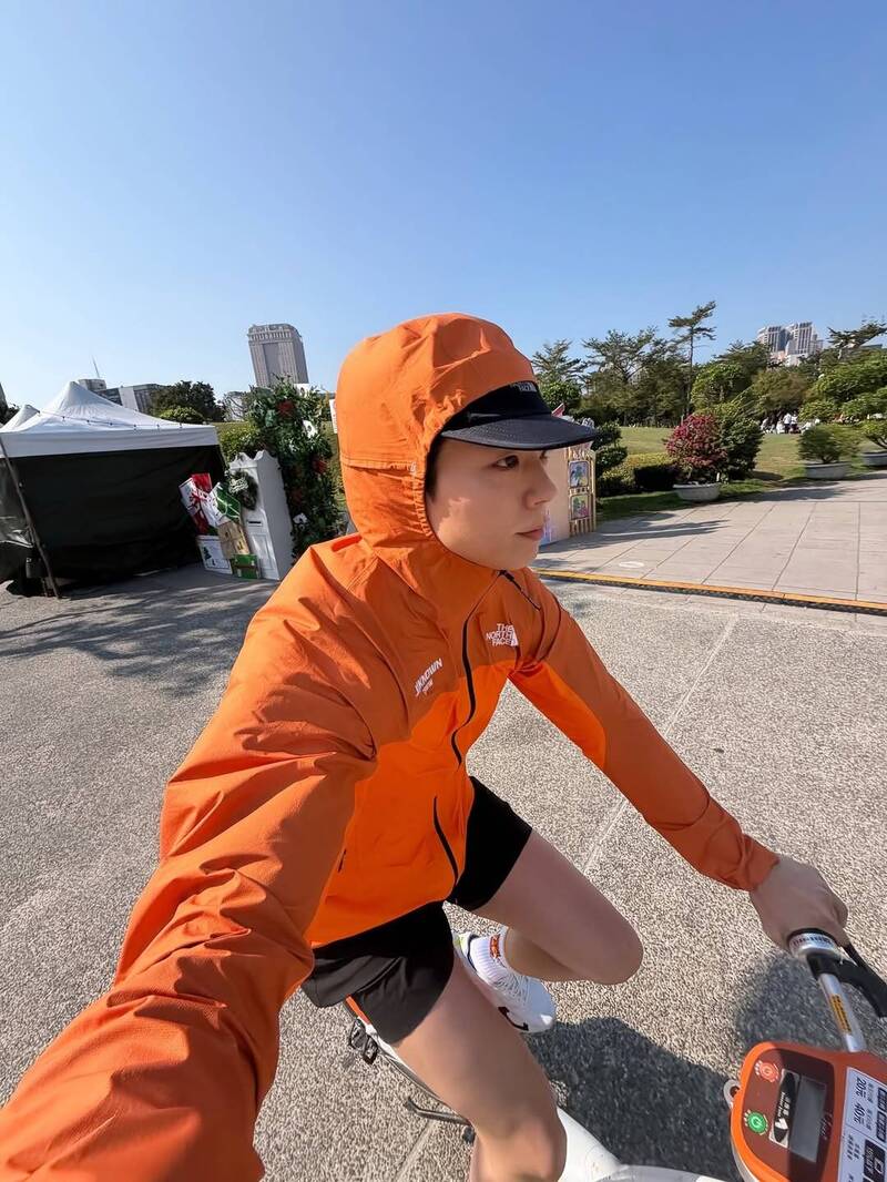 朴寶劍如願以償騎到Ubike。（翻攝自IG）