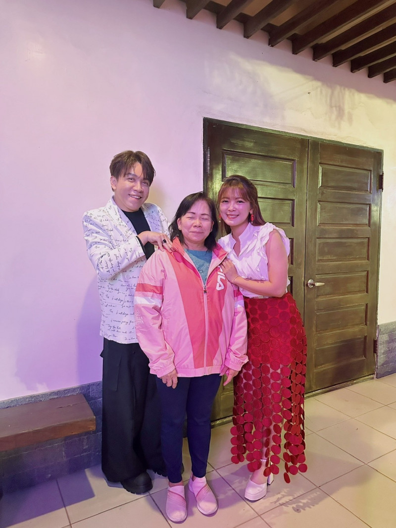 許志豪打趣幫翁鈺鈞的媽媽按摩。（許志豪提供）