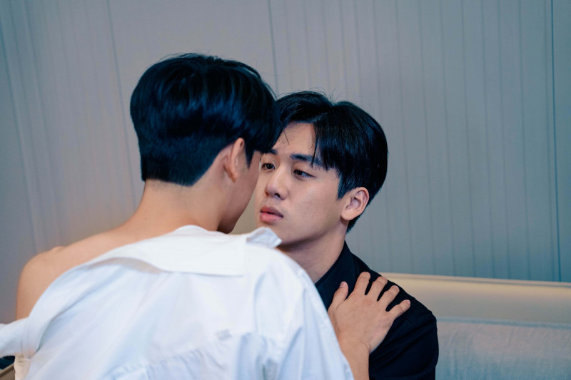 《黑白原來是真的》葛兆恩（右）分享拍攝親密戲時，台詞與動作設計都很考驗與紀成澔之間的默契。（結果娛樂提供）