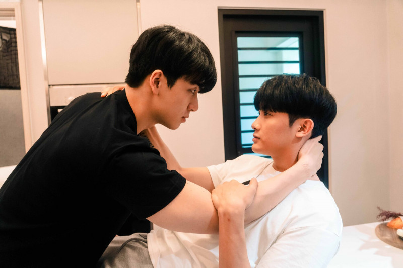 《黑白原來是真的》葛兆恩（左）、紀成澔展現絕佳默契，劇中的「廚房中島吻」更為情節增添甜蜜驚喜。（結果娛樂提供）