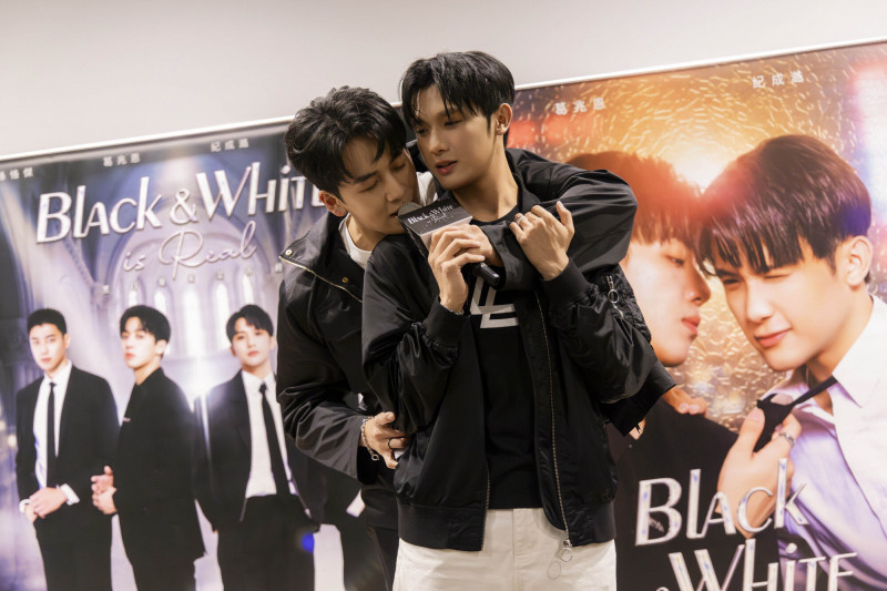 《黑白原來是真的》葛兆恩（左）與紀成澔在活動上深情合唱，近距離的甜蜜互動瞬間掀起全場尖叫。（結果娛樂提供）