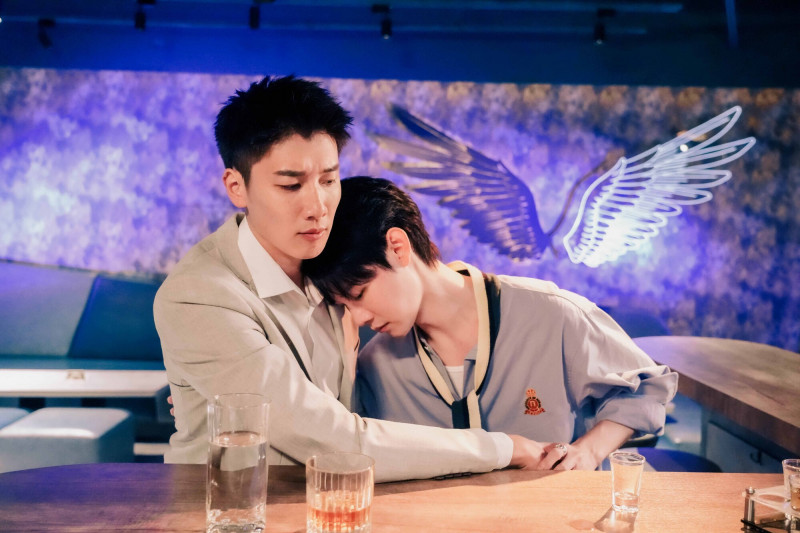 《黑白原來是真的》孫恪傑（左）與夏和熙飾演的經紀人角色暗藏舊情，兩人在酒吧的對手戲張力十足。（結果娛樂提供）