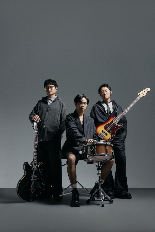 由吉他手維尼、貝斯手薑薑、鼓手宗翰組成的搖滾樂團「拍謝少年」。（拍謝少年提供）
