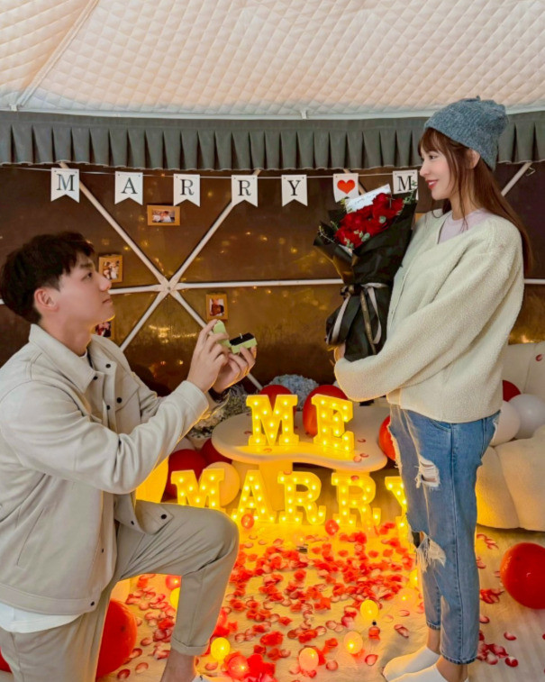 陳晨威掏出婚戒浪漫告白。（翻攝自Threads）