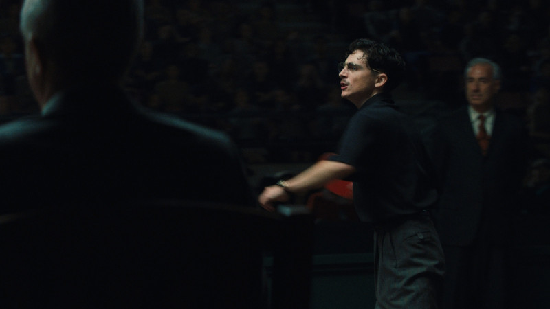 提摩西夏勒梅在《橫衝直闖》化身追求桌球冠軍夢的狂熱青年。（龍祥提供）