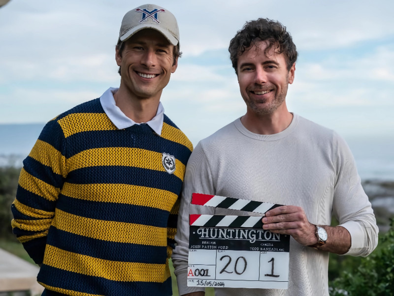 葛倫鮑威爾（左）和導演約翰帕頓福特合作《豪門殺人指南》，融合富豪家族、黑色幽默等元素。（CATCHPLAY提供）