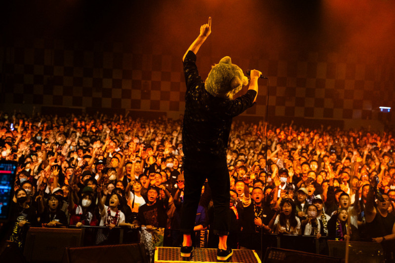 滿場歌迷聚集親眼見證MAN WITH A MISSION五具「究極生命體」的魅力舞台。（華貴娛樂提供）