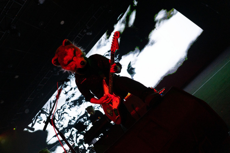 日本超人氣搖滾樂團 MAN WITH A MISSION在台開唱，全場立刻狼嚎加鼓掌。（華貴娛樂提供）