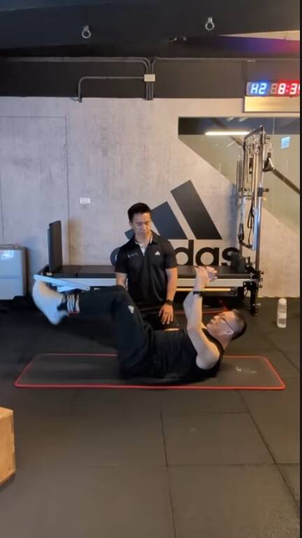 自稱已經是「朱學恒2.0版本更新」（前）的他強調修復錯誤、減重優化。（翻攝自YouTube）