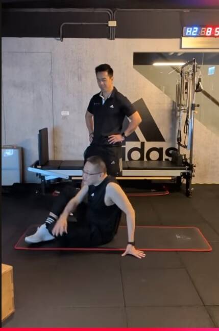 朱學恒（前）在獄中甩肉20公斤。（翻攝自YouTube）