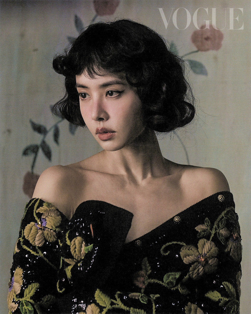 蔡依林身著花卉亮片刺繡針織短外套。（VOGUE雜誌提供）