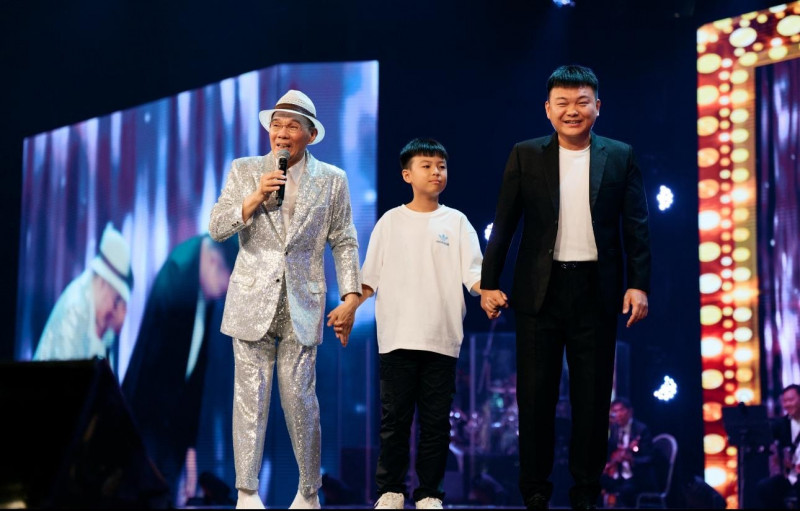 陳雷邀兒孫上台「三代同堂」。（慕陸國際HiendAsia提供）