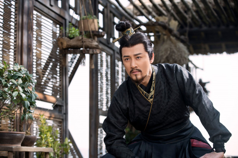 林峯飾演的秦王／趙盤在電影版《尋秦記》求助項少龍。（華映提供）