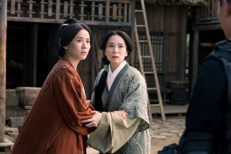 宣萱（左）、郭羡妮一同回歸電影版《尋秦記》。（華映提供）