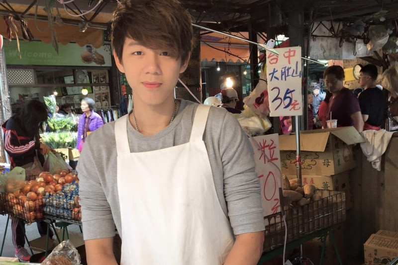 「涼糕哥」游勝綸曾因PTT掀紅，如今重回市場擺攤並開直播再度受到關注。（翻攝自臉書）