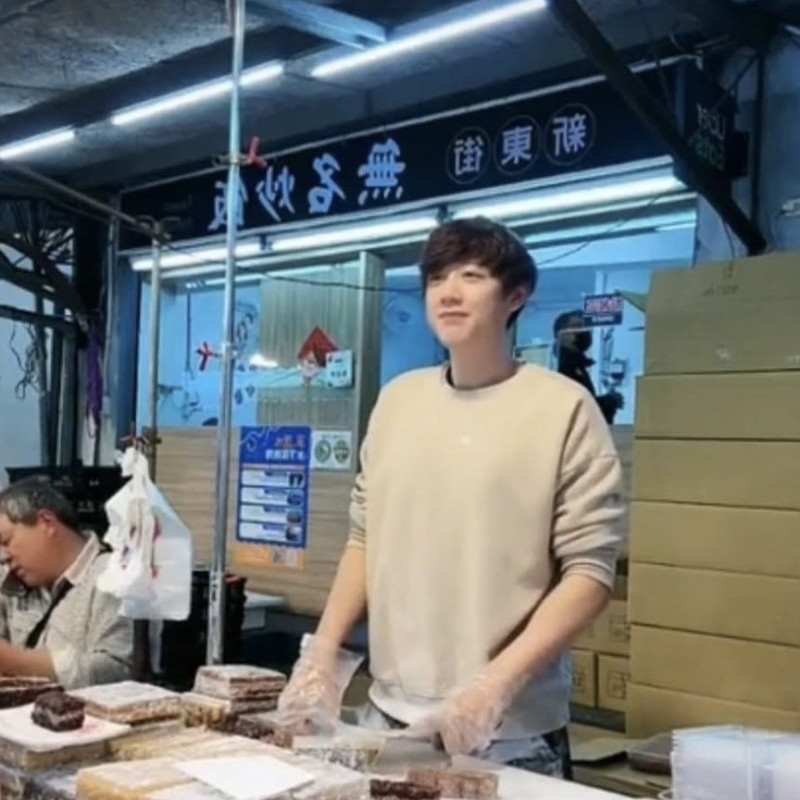 涼糕哥遭網友翻舊帳，爆料欠下約一萬元律師費多年未付。（翻攝自臉書）