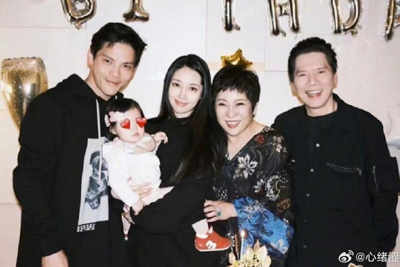 向華強（右一）拍攝影片公開談論曾花數億元為向佐（左一）拍電影，卻落得大虧數億的下場，金額都不敢讓老婆向太（右二）知道。（翻攝自微博）