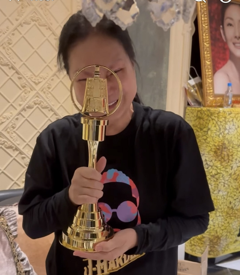 金鐘獎終於回家，徐媽媽含淚道謝：「補上我的心」（翻攝自臉書）