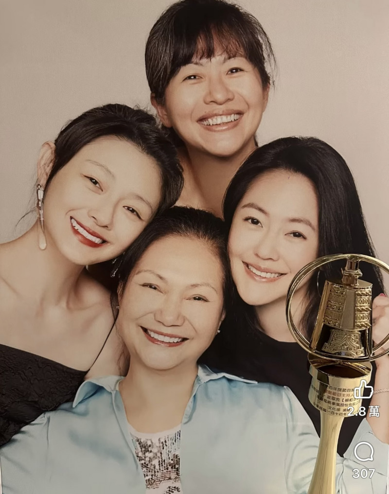 一家四口AI合成照曝光，大S身影陪在母親身旁。（翻攝自臉書）