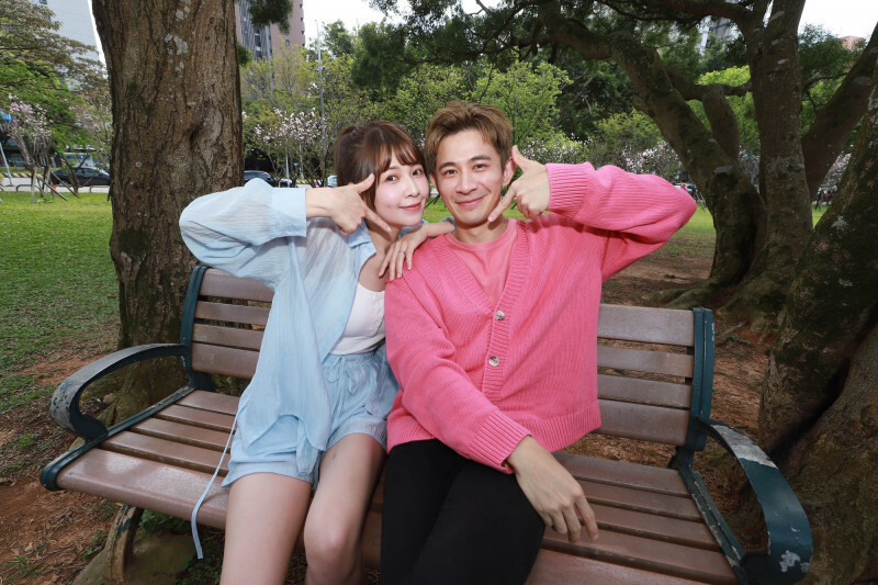 謝京穎（左）今年3月拍《好運來》時很瘦，劇中跟曾子益是雙胞胎兄妹。（民視提供）