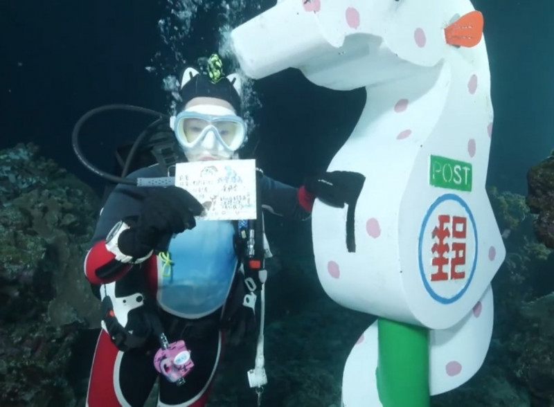 錦雯推薦去綠島海陸倒數跨年，寄張明信片給自己。（民視提供）