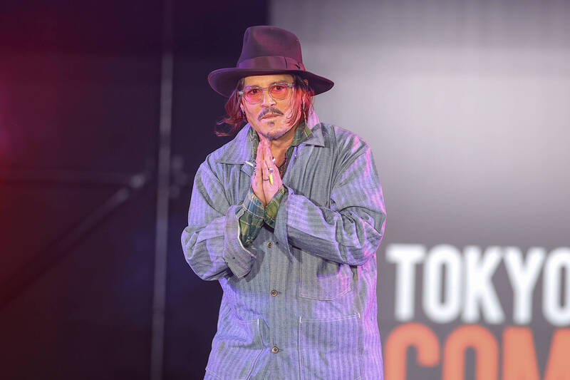 強尼戴普出席閉幕式時，左手小指上一枚價值只有300日圓的玉米造型尾戒，在網路引爆話題。（達志影像）