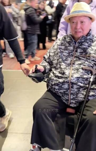 洪金寶近期多次被目擊坐輪椅外出。（香港星島日報）