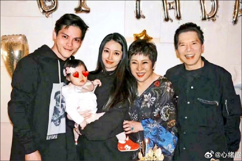 向華強（右）曾拍攝影片公開談論花數億元為向佐（左）拍電影，卻落得大虧數億的下場，金額都不敢讓老婆向太（右二）知道。（翻攝自微博）