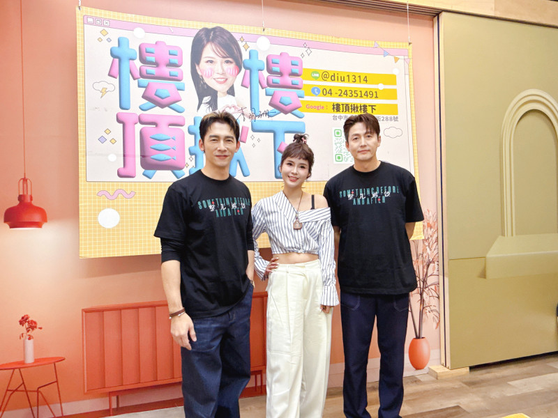 温昇豪（左）與李廷鎮（右）在「直播天后」丟丟妹（中）直播中，上演台韓廚藝對決。（六魚文創提供）