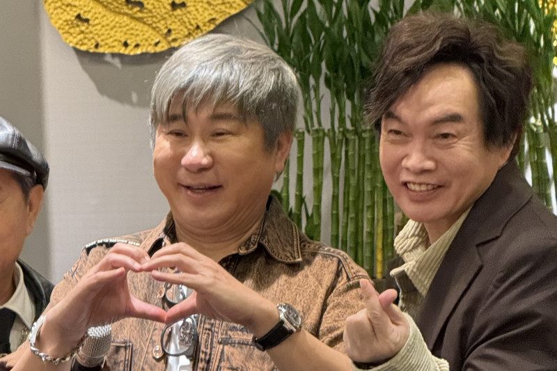 康康（右）脫口吳宗憲將在台北TICC開唱，左為胡瓜。（記者傅茗渝攝）