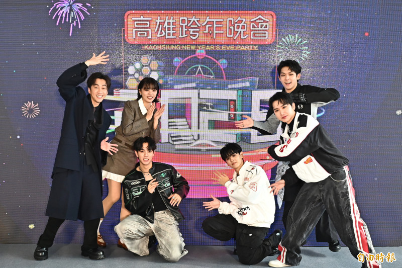 高雄跨年晚會主持人陳漢典今與搭檔木木林葦妮，以及晚會卡司之一的AcQUA源少年率先亮相。（記者李惠洲攝）