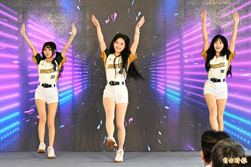 台鋼雄鷹Wing Stars啦啦隊螢螢（蔡佩螢）、一粒（趙宜莉）、Mingo（朴旻曙）帶來活力動感唱跳演出。（記者李惠洲攝）