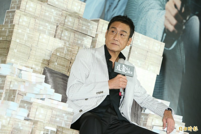 梁家輝失業後，放下身段在街頭擺攤賣皮革飾品。（資料照，記者陳逸寬攝）