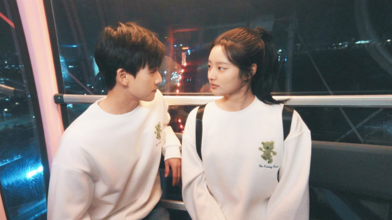 李昀銳（左）和徐若晗在《再見，怦然心動》有摩天輪之吻。（龍華偶像台提供）