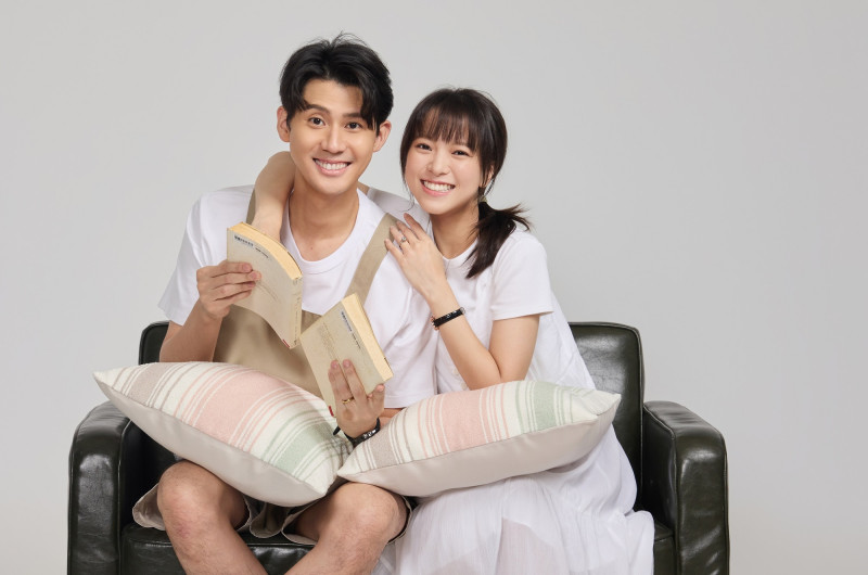 李玉璽（左）、項婕如詮釋舞台劇《婚內失戀》中一對結婚5年的夫妻。（艾彼新創股份有限公司提供）