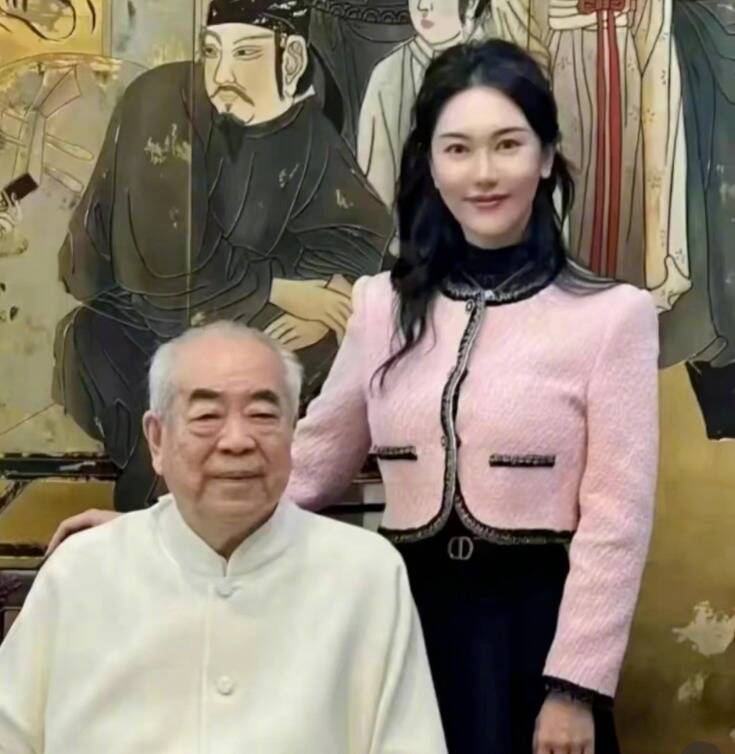 范曾（左）今發聲明與女兒范曉蕙、繼子范仲達斷絕關係。（翻攝自微博）