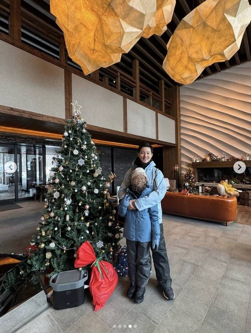 立威廉環抱愛女一起共度耶誕。（翻攝自IG）