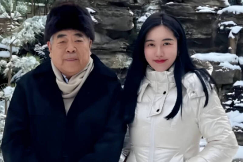 中國畫家范曾（左）與小他50歲的嫩妻徐萌。（翻攝自微博）