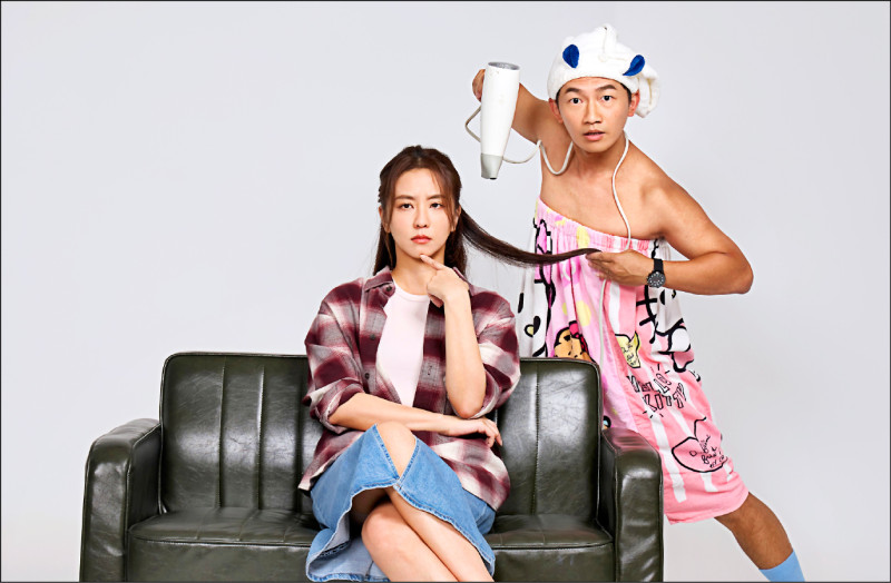 周曉涵（左）、蔡昌憲詮釋舞台劇《婚內失戀》中一對結婚15年的夫妻。（艾彼新創股份有限公司提供）