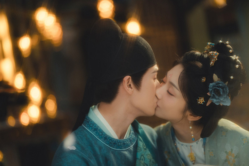 王影璐（右）、李昀銳（左）在《宴遇永安》唯美「花瓣吻」掀討論熱潮。（愛爾達電視提供）