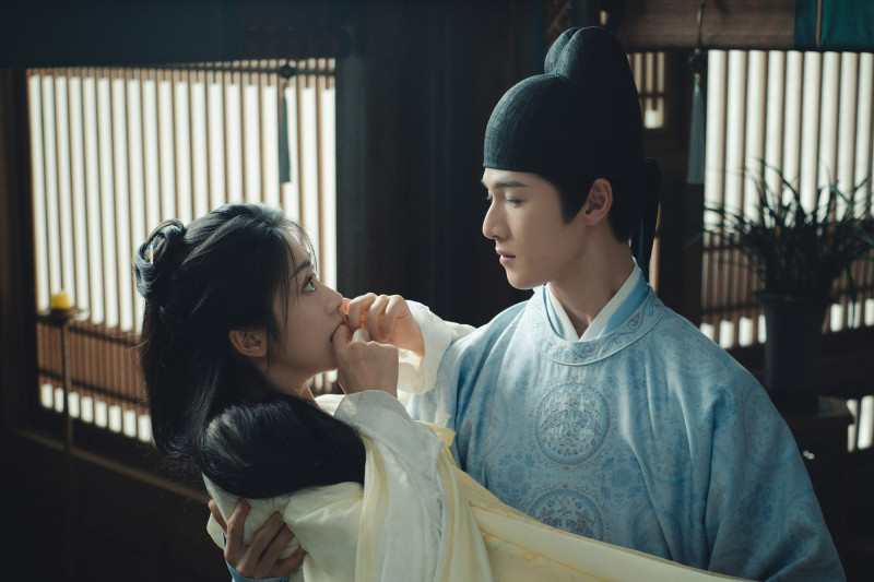 王影璐（左）在《宴遇永安》穿越戀上「祖宗」李昀銳（右）。（愛爾達電視提供）